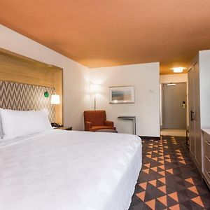 King Room Hearing Accessible Roll Shower